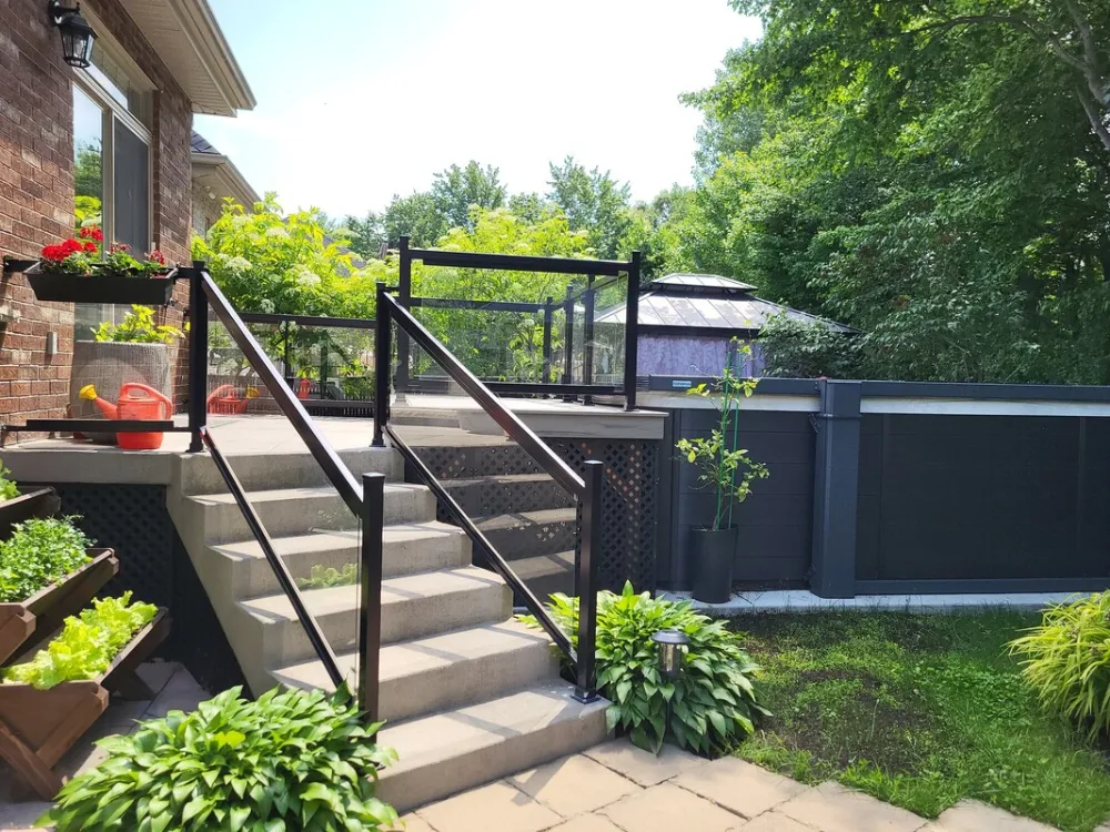 Escalier extérieure en aluminium sur balcon, design sur mesure et robuste